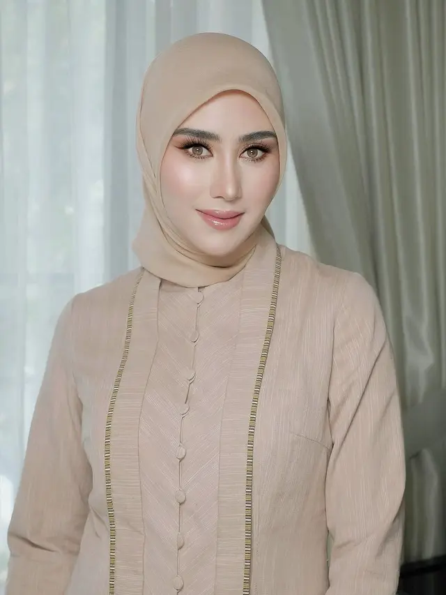Potret Syahnaz Sadiqah Pakai Kebaya Kutubaru Krem (Instagram/syahnazs)