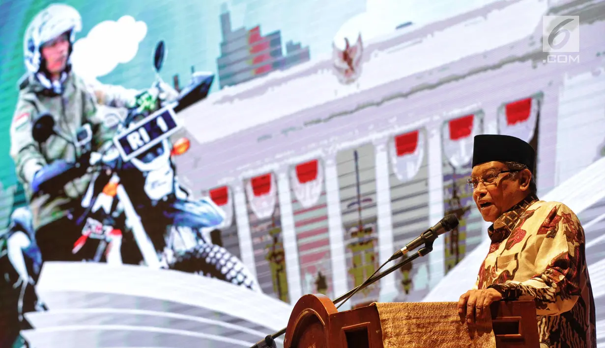 Ketua Umum PBNU Said Aqil Siradj memberi sambutan saat peluncuran buku tiga tahun Jokowi di Perpustakaan Nasional, Jakarta, Senin (6/11). Peluncuran buku tersebut bertemakan " Wujud Kerja Nyata". (Liputan6.com/Faizal Fanani)