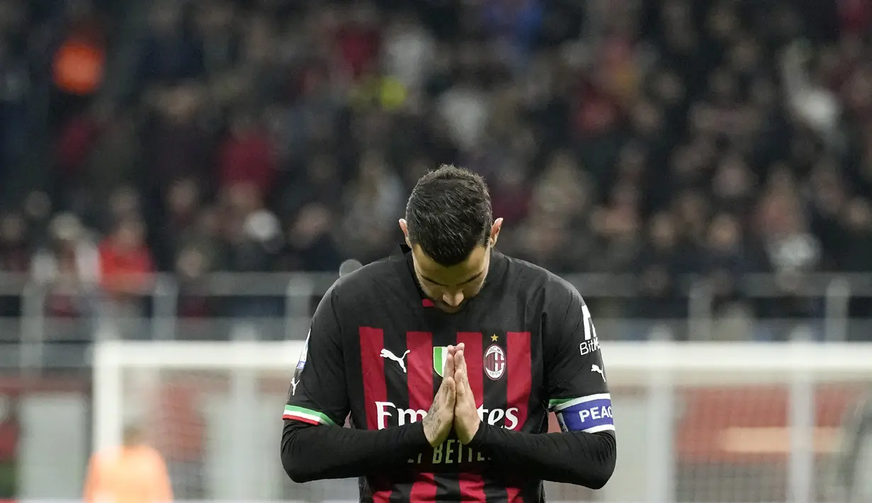 Bek AC Milan, Theo Hernandez berselebrasi usai mencetak gol ke gawang Spezia pada pertandingan lanjutan Liga Serie A Italia di stadion San Siro, di Milan, Italia, Minggu (6/11/2022). AC Milan menang tipis atas Spezia 2-1. (AP Photo /Antonio Calanni)