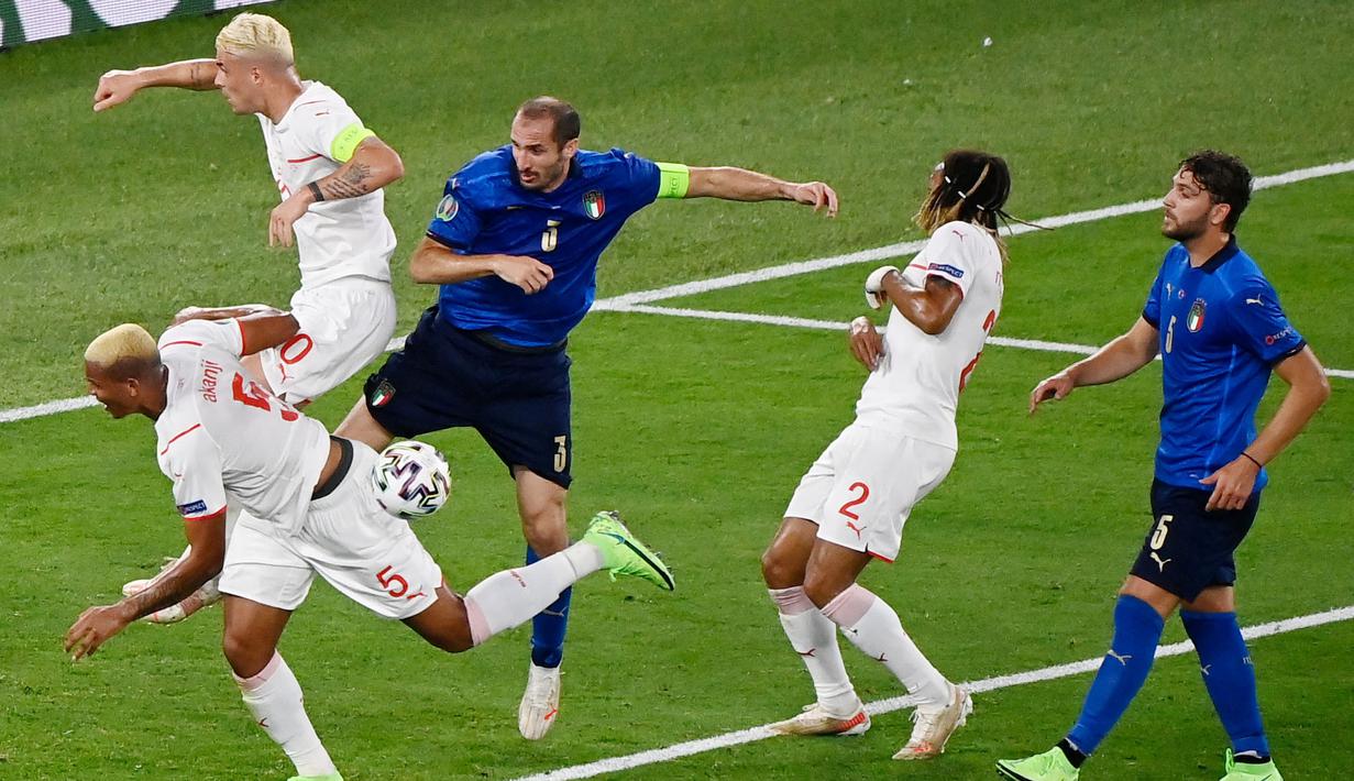 Berkat ketangguhan dan kedisiplinannya di lini pertahanan,  Giorgio Chiellini sukses membawa pulang kembali trofi Piala Eropa ke Tanah Italia. (Foto: AFP/Riccardo Antimiani,Pool)