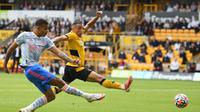 Pemain Manchester United, Mason Greenwood (kiri) melepaskan tendangan yang berujung gol saat menghadapi Wolves dalam lanjutan Liga Inggris 2021/2022, Minggu (29/8/2021). (OLI SCARFF / AFP)