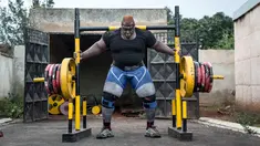 Iron Biby berlatih di rumahnya di Bobo-Dioulasso, kota terbesar kedua di Burkina Faso pada 24 September 2018. Bernama asli Cheick Ahmed al-Hassan Sanou, Iron Biby digadang sebagai pria terkuat se-Burkina Faso. (OLYMPIA DE MAISMONT / AFP)