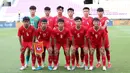<p>Para pemain starting XI Timnas Vietnam U-16 berfoto bersama jelang menghadapi Timnas Thailand U-16 pada laga semifinal Piala AFF U-16 2024 di Stadion Manahan, Solo, Senin (1/7/2024). (Bola.com/Abdul Aziz)</p>