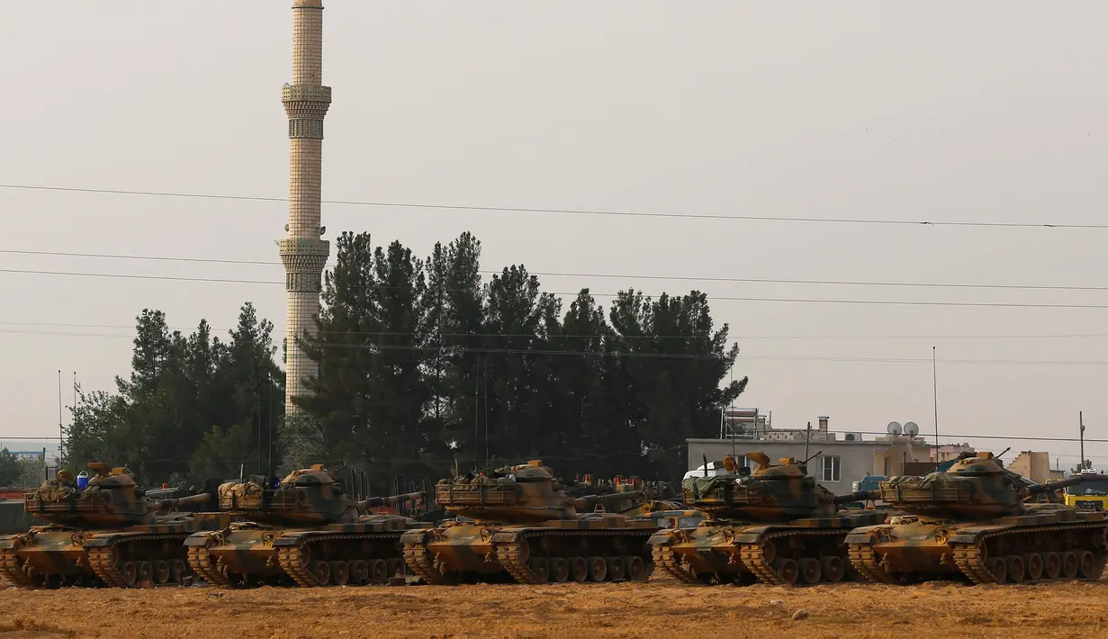 Tank tentara Turki terparkir di perbatasan Turki-Suriah di Karkamis, provinsi Gaziantep, Turki, (25/8).  Erdogan mengatakan bahwa serangan itu telah berhasil mengudir ISIS dari Jarabulus. (REUTERS/Umit Bektas)