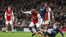 Penyerang Arsenal, Alexandre Lacazette berduel memperebutkan bola dengan pemain Aston Villa, Matt Targett selama pertandingan lanjutan Liga Inggris di i stadion Emirates di London, Sabtu (23/10/2021). Arsenal menang atas Aston Villa dengan skor 3-1. (AP Photo/Ian Walton)