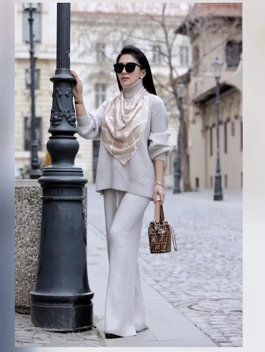 Bicara soal perbedaan yang dijalani Syahrini di tahun lalu dan sekarang, menurutnya tak ada yang berbeda dalam urusan pekerjaan. Namun soal secara spiritual, Syahrini mengaku  di tahun ini lebih baik. (Instagram/princessyahrini)