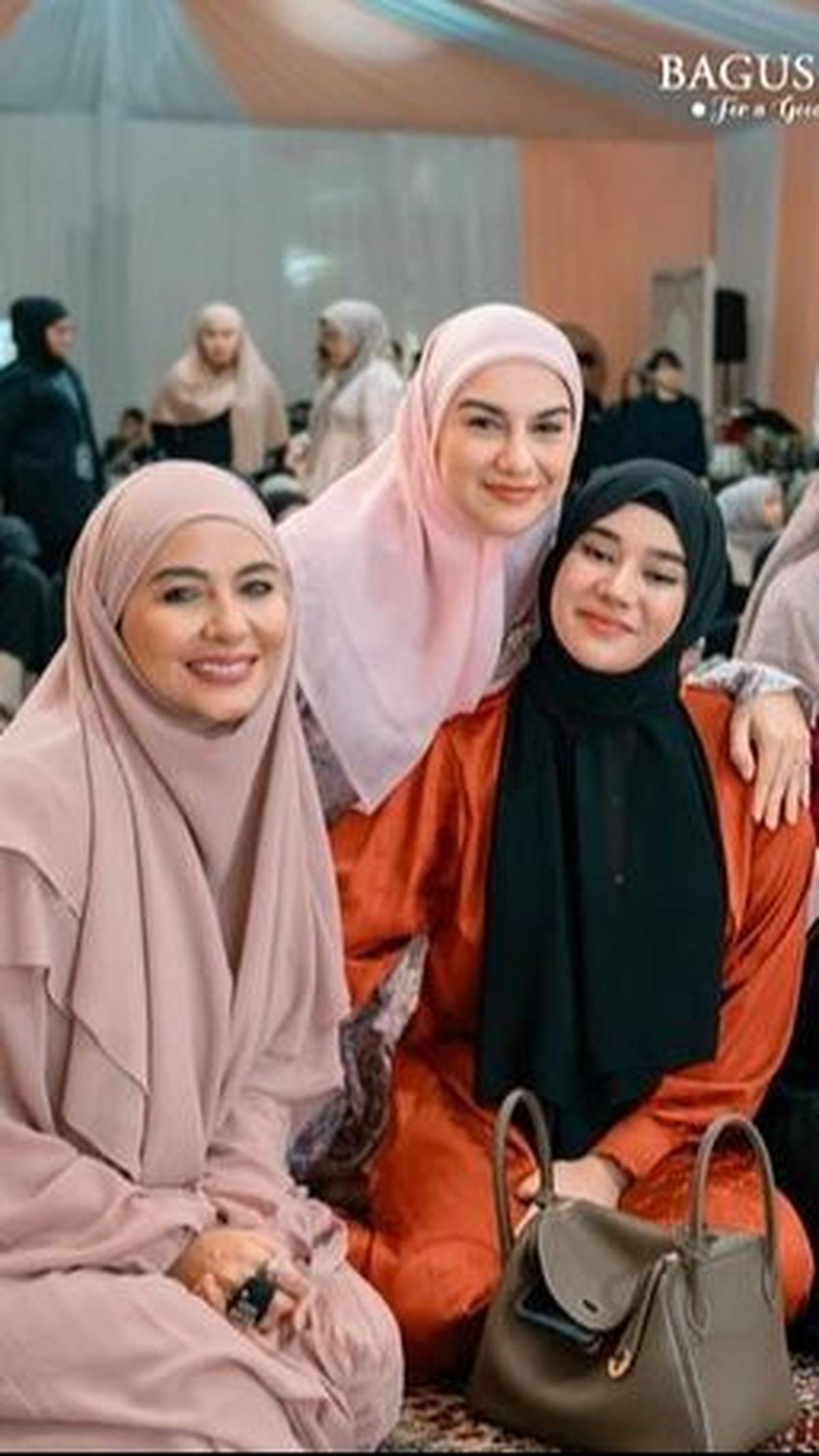 Clara Shinta Akrab dengan Para Seleb