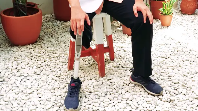 Kisah Dokter Gigi Disabilitas Mochamad Nur Ramadhani yang Raih Gelar Master di Jerman. Foto: Tangkapan layar YouTube LPDP.
