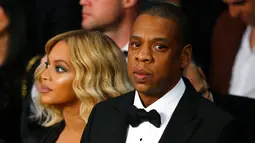Penyanyi Beyonce dan suaminya Jay - Z menonton pertandingan tinju antara Miguel Cotto melawan Canelo Alvarez di Mandalay Bay Events Center, Amerika Serikat, (21/11). Canelo Alvarez keluar sebagai pemenang pada pertandingan ini. (Al Bello/AFP)