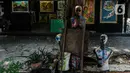 Patung dan lukisan terlihat di Pasar Seni Ancol, Jakarta, Selasa (10/11/2020). Pandemi Covid-19 telah mengubah berbagai aspek kehidupan manusia, termasuk dunia seni. Tempat yang dulunya ramai dengan Pecinta seni kini sepi, bahkan kios - kios didalamnya  tutup. (Liputan6.com/Johan Tallo)