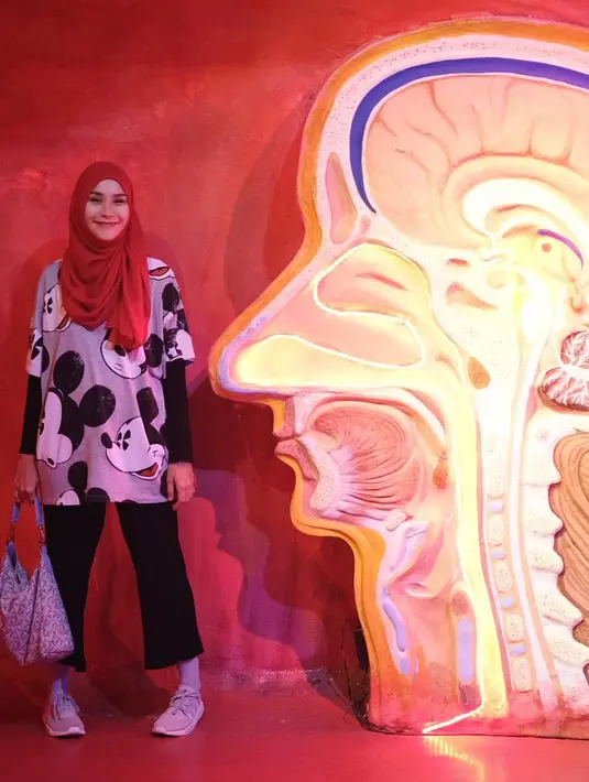 Warna merah sepertinya menjadi warna kesukaan istri Hanung Bramantyo ini. Coba lihat, Zaskia tampak merona dengan paduan pants hitamnya dan kaos bermotif Mickey Mouse serta hijab pashmin merahnya. (Instagram/zaskiadyamecca)