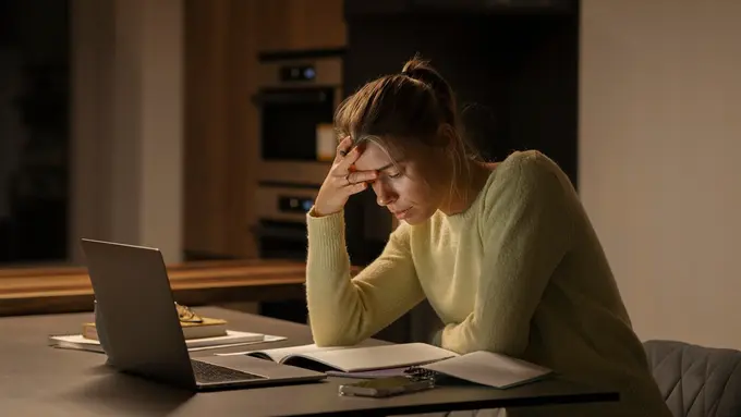 Lelah Bukan Alasan Menyerah! Ini Cara Sehat Mengatasi Burnout tanpa Harus Resign dari Pekerjaan - Cover