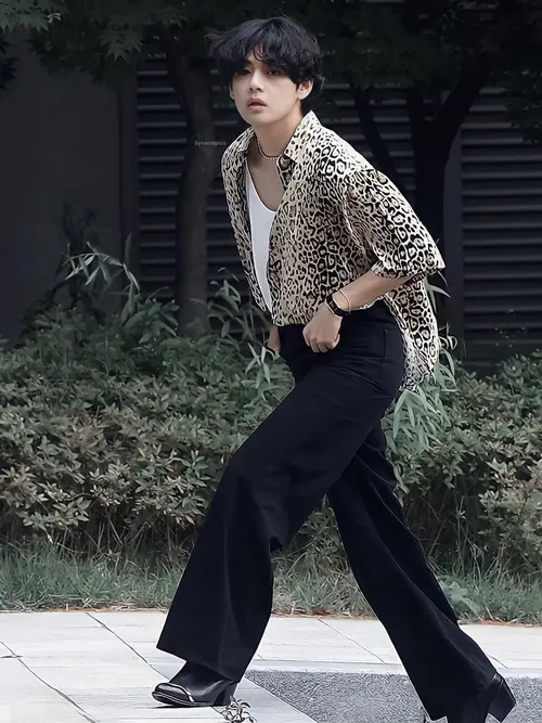 Ternyata Segini Perkiraan Harga Jaket Louis Vuitton Kim Taehyung Ketika  Hadiri Pameran Seni