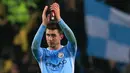 Bek Aymeric Laporte bertepuk tangan usai pertandingan melawan West Bromwich Albion's di Liga Inggris di Stadion Etihad, Manchester (31/1). Man City menang 3-0 atas West Bromwich Albion's. (AFP Photo/Lindsay Parnaby)