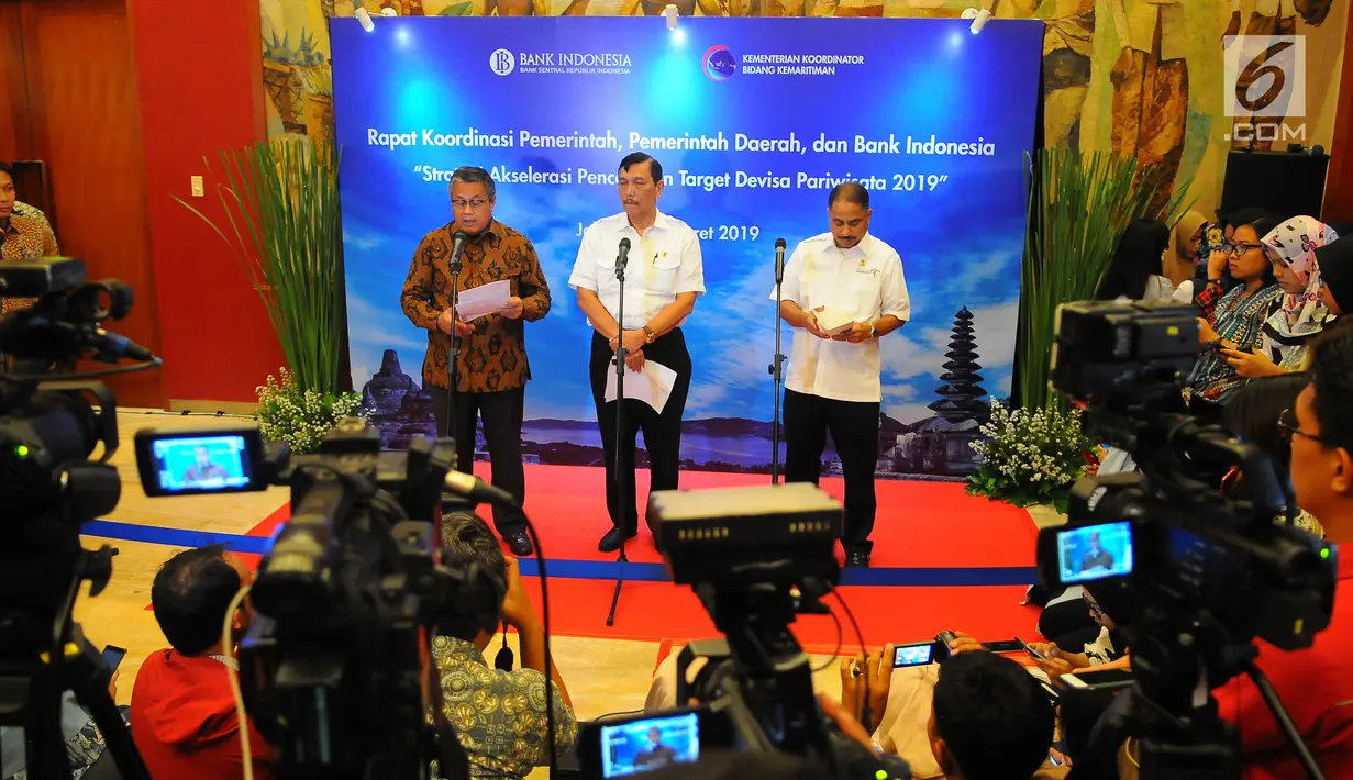 Menko Bidang Kemaritiman Luhut Binsar Panjaitan (tengah) didampingi Gubernur BI Perry Warjiyo dan Menpar Arief Yahya memberi keterangan terkait target devisa pariwisata, Jakarta, Senin (18/3). (Liputan6.com/Angga Yuniar)
