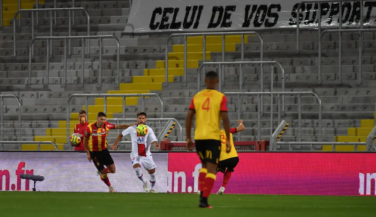 Pemain Lens Manuel Perez (kiri) berebut  bola dengan pemain Paris Saint-Germain Juan Bernat (tengah) pada pertandingan Ligue 1 di Stadion Felix Bollaert-Delelis, Lens, Prancis, Kamis (10/9/2020). PSG kalah 0-1. (Denis Charlet/AFP)