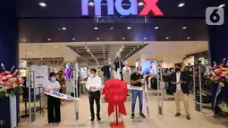 Associate Director Head of Commercial Lippo Malls Indonesia Rita Yovita, Chief Executive Director Eddy Mumin, Country Head Landmark Group Indonesia Rajesh Kulkarni dan Operation Manager Max Fashions Raju Nayak pada pembukaan Max Fashions di Lippo Mall Puri, Jakarta (23/04/2021). (Liputan6.com)