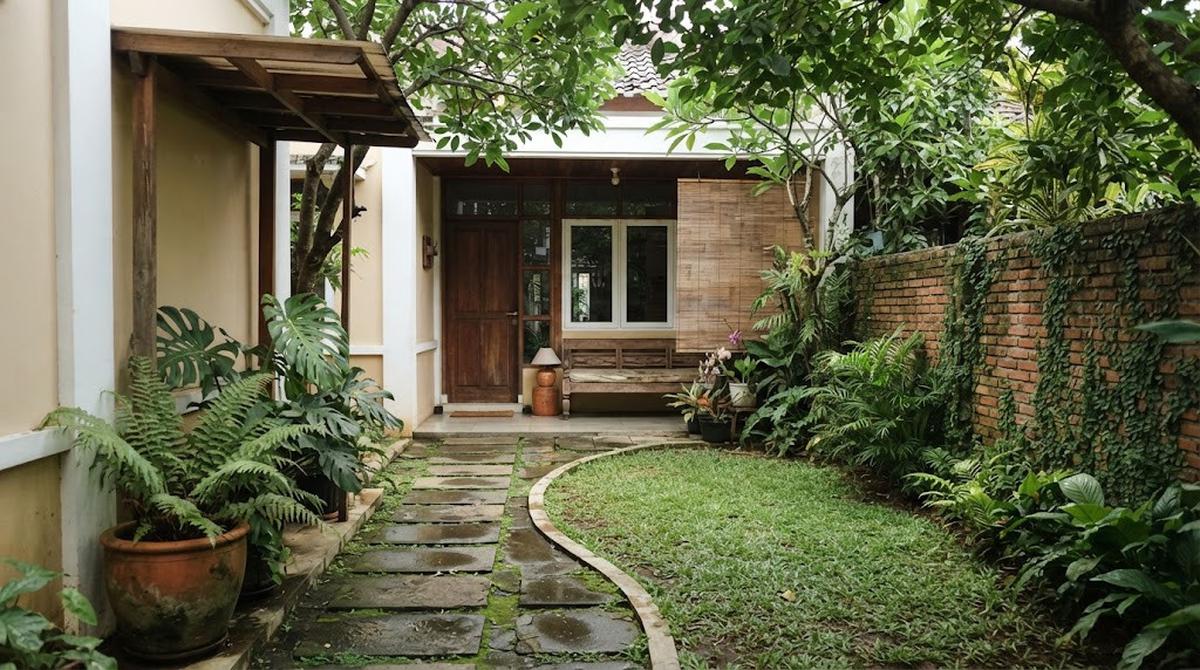 Halaman Rumah Kecil yang Terasa Sejuk