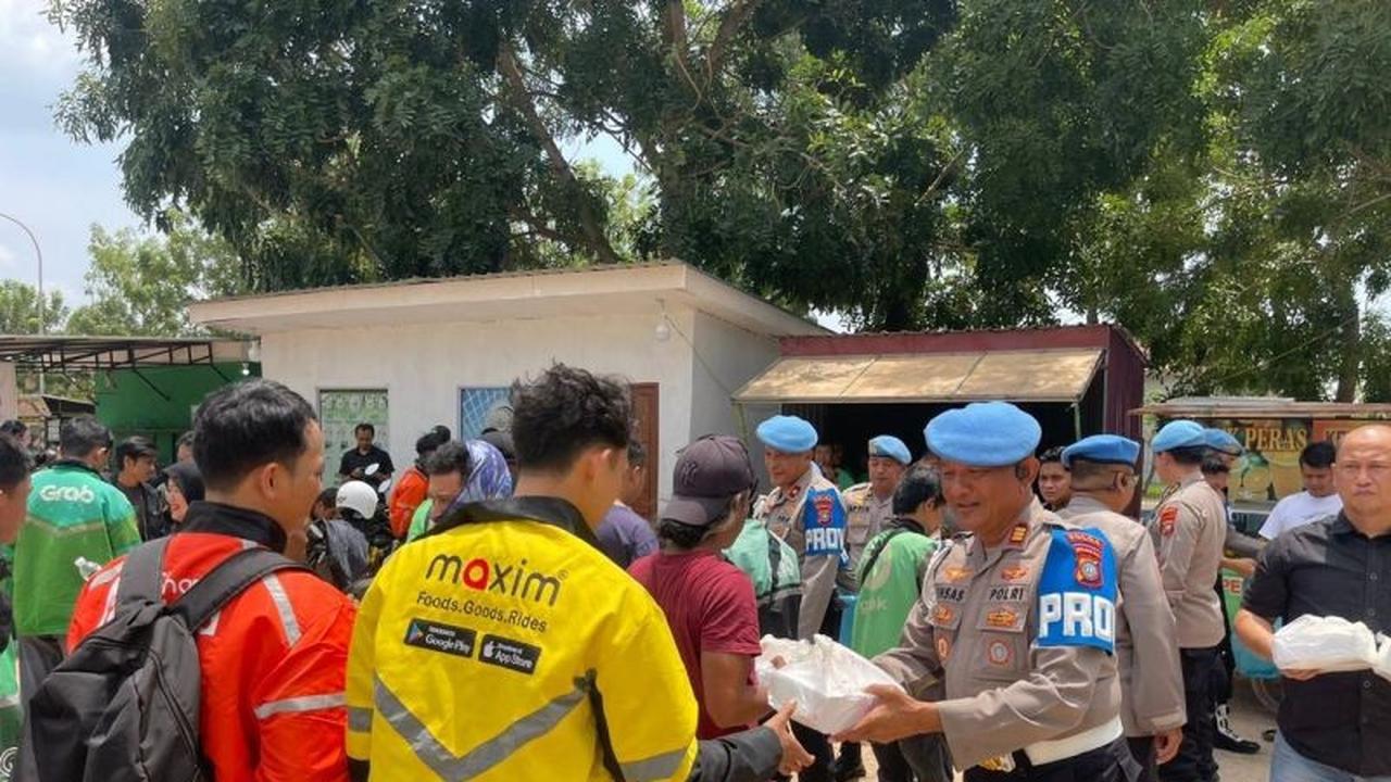 Tahukah Anda? Propam Polda Kepri Bagikan 250 Nasi Kotak untuk Ojol di Batam dalam Program Jumat Berkah