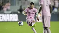 Pemain Inter Miami, Lionel Messi saat mengambil tendangan bebas ke arah gawang Cruz Azul pada ajang Piala Liga 2023, Sabtu (22/7/2023) pagi WIB. (AP Photo/Lynne Sladky)