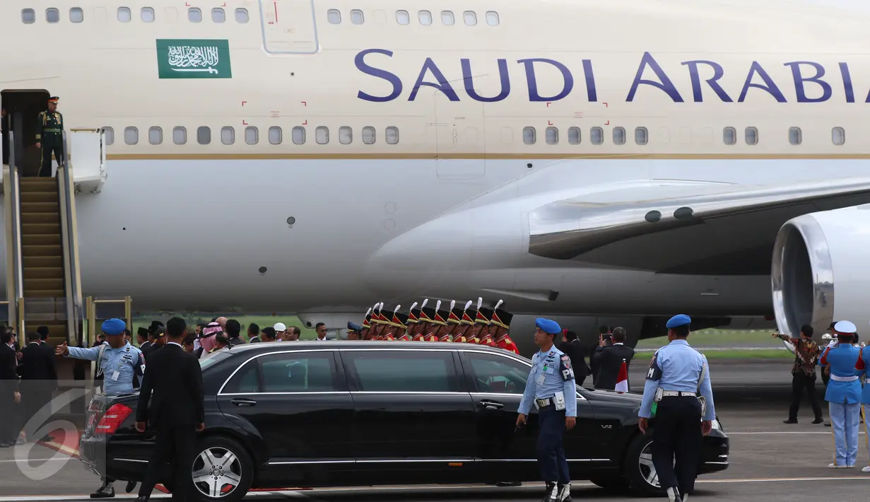 Petugas mempersiapkan sambutan kedatangan Raja Arab Saudi Salman bin Abdulaziz al-Saud yang tiba di Bandara Halim Perdanakusuma, Rabu (3/1).  (Liputan6.com/Fery Pradolo)