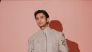 Omar Daniel menggenakan beskap cutting inspired top dengan sentuhan embellishment yang indah. Dipadukan dengan celana putih dan sepatu hitam. / Foto: Instagram Omar Daniel.