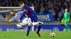 Pemain Barcelona, Gerard Pique berebut bola dengan pemain Real Sociedad, Willian Jose pada laga pekan ke-19 La Liga di Stadion Anoeta, Minggu (14/1). Sempat tertinggal, Barcelona akhirnya memenangkan pertandingan dengan skor 4-2. (AP/Alvaro Barrientos)