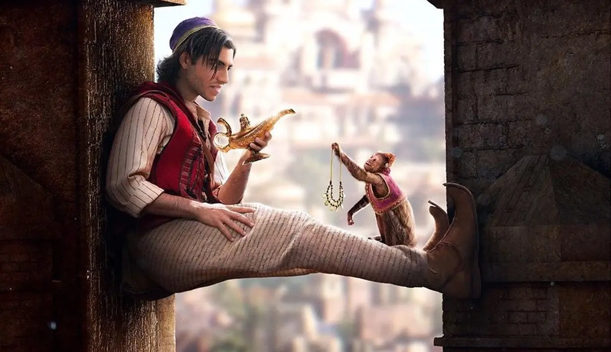 Dalam perjalanannya, Aladdin juga akan selalu ditemani oleh monyetnya yang bertopi. Tampak Aladdin sedang memegang lampu ajaib di tangannya bersama monyet yang memperlihatkan sebuah kalung emas. (Liputan6.com/IG/disneyaladdin)