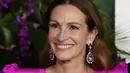 Julia Roberts tersenyum saat tiba menghadiri pemutaran perdana film "Ticket to Paradise" di Regency Village Theatre di Westwood, California, pada 17 Oktober 2022. (AP Photo/Chris Pizzello)