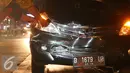Sebuah mobil penyok akibat kecelakaan beruntun di Jalan Jenderal Ahmad Yani, Tasikmalaya, Jawa Barat, Minggu (3/7) dini hari. Penyebab kecelakaan diduga terjadi akibat salah satu pengendara mengerem mendadak. (Liputan6.com/Immanuel Antonius)