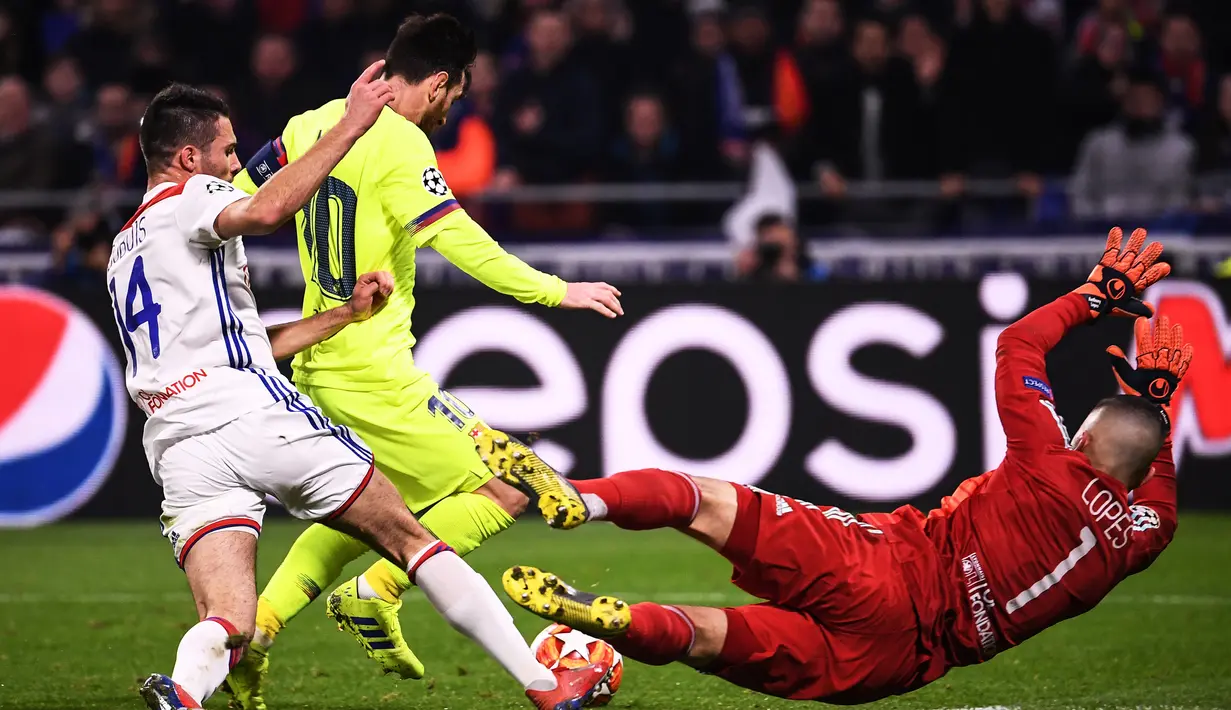 Kiper Lyon Anthony Lopes (kanan) menghalau tendangan penyerang Barcelona Lionel Messi (tengah) pada leg pertama babak 16 besar Liga Champions di Decines, Lyon, Prancis, Selasa (19/2). Laga berakhir 0-0. (FRANCK FIFE/AFP)