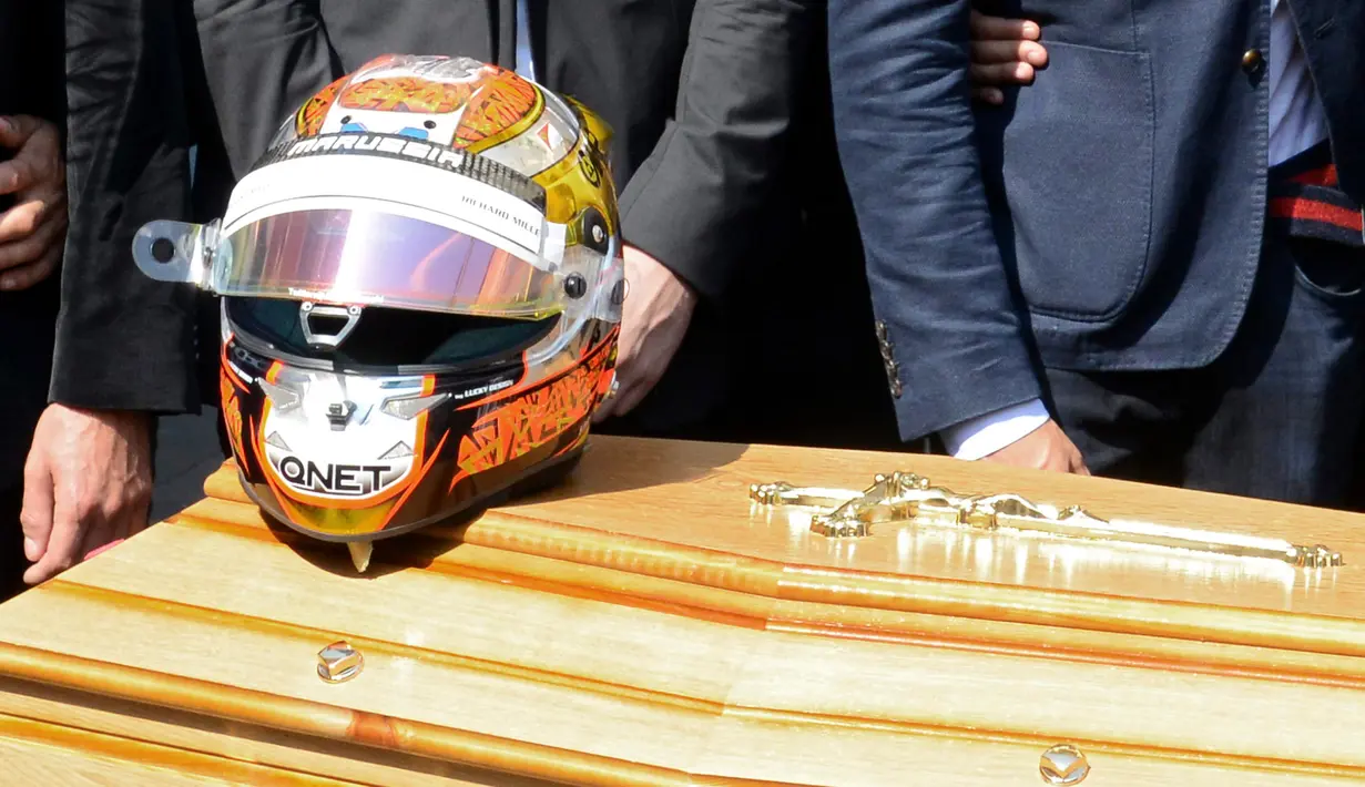 Helm yang digunakan Jules Bianchi saat berlomba diletakkan di atas peti saat acara pemakaman pembalap asal Prancis tersebut di Reparate Katedral Sainte, Nice, Selasa (21/7/2015). (REUTERS/Jean-Pierre Amet)