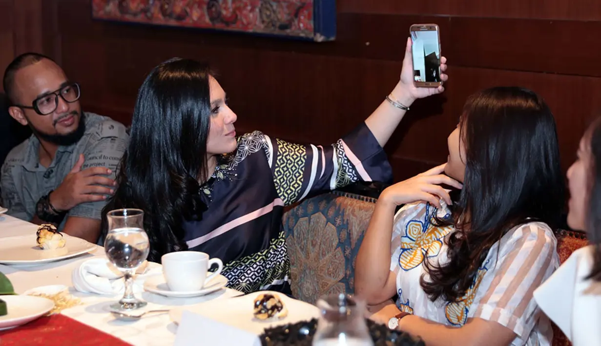 Meski terlahir dari rahim sama, anak-anak memiliki sifa berbeda-beda. Begitu juga dengan ketiga anak Wulan Guritno, Shaloom Razade Syach, London Abigail Dimitri, dan Jeremiah Alric Dimitri. (Deki Prayoga/Bintang.com)