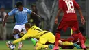 Kiper Bayern Leverkusen, Bernd Leno, berusaha menghalau Striker Lazio, Balde Diao Keita di Stadion Olympic, Roma (18/08/2015). Keita menjadi pemain yang diperebutkan AC Milan dan Juventus. (AFP/Alberto Pizzoli)