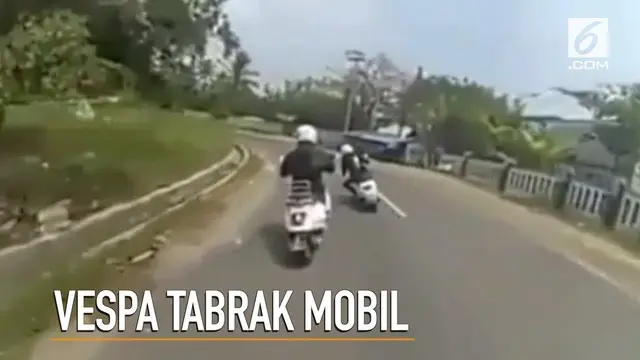 Rekaman sebuah Vespa menabrak mobil.