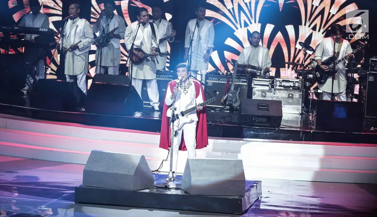 Penampilan Rhoma Irama bersama Soneta dalam malam puncak Puteri Muslimah Asia 2018 di Jakarta, Senin (7/5). Rhoma Irama membawakan lagu berjudul ‘Modern’ dan ‘Kerudung Putih'. (Liputan6.com/Faizal Fanani)