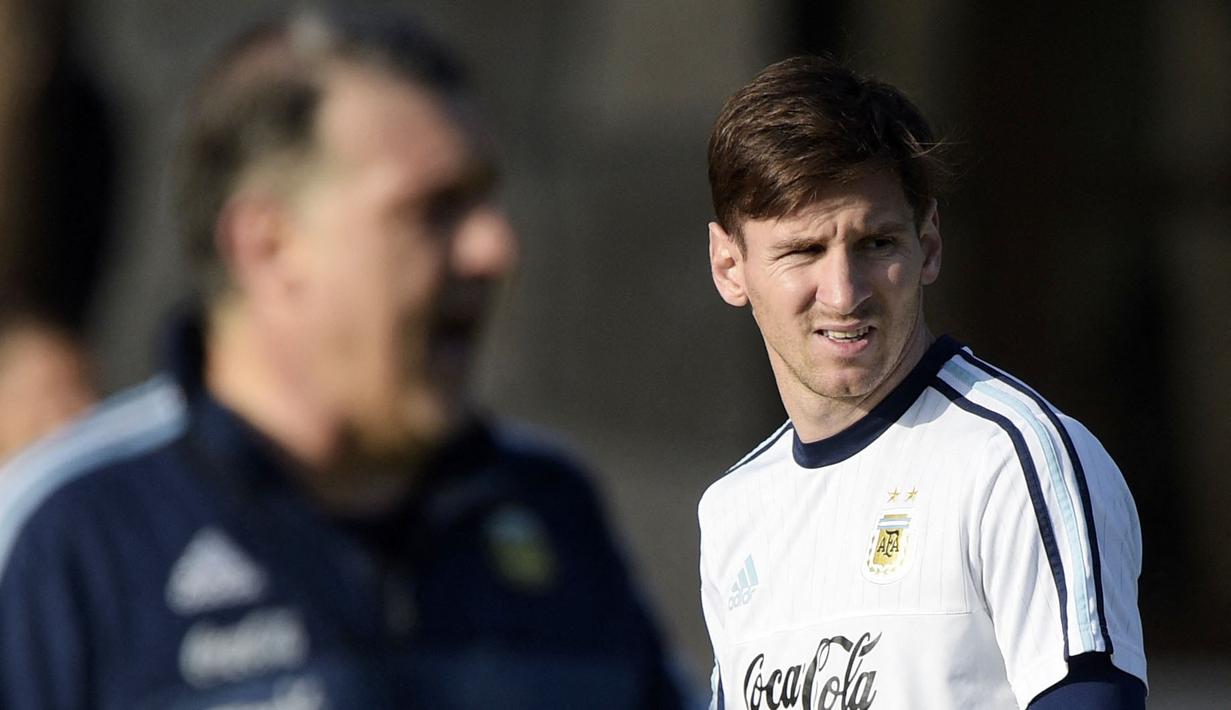 Sang pemain sukses mencetak 54 gol dan 12 umpan gol. Catatan tersebut menunjukkan bahwa Messi dan Martino punya koneksi taktik yang bagus. (Photo by JUAN MABROMATA / AFP)