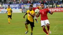 Bek Timnas U-19 Indonesia, Bagas Adi Nugroho (kanan) berebut bola dengan gelandang Semen Padang, Mariando U Mabim di Stadion Singaperbangsa, Jawa Barat, (6/3/2015). Timnas U-19 Indonesia unggul 2-1 atas Semen Padang U-21. (Liputan6.com/Helmi Fithriansyah)