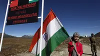 Seorang anak memegang bendera India di perbatasan kontroversia dengan China di negara bagian Arunachal Pradesh (AP/Anupam Nath)