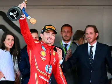 Pembalap Monegasque Ferrari, Charles Leclerc merayakan kemenangan usai Grand Prix Formula 1 Monako pada 26 Mei 2024 di Circuit de Monaco. (NICOLAS TUCAT/AFP)