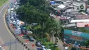 Kendaraan antre memadati kawasan Puncak di Simpang Gadog, Ciawi, Bogor, Kamis (20/5/2021). Walaupun libur lebaran sudah berlalu, kawasan Puncak dan sekitarnya masih dipadati wiasatawan. (merdeka.com/Arie Basuki)