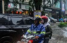 FOTO: Penampakan Banjir Rendam Jalan Kemang Raya, Lalu Lintas Tersendat