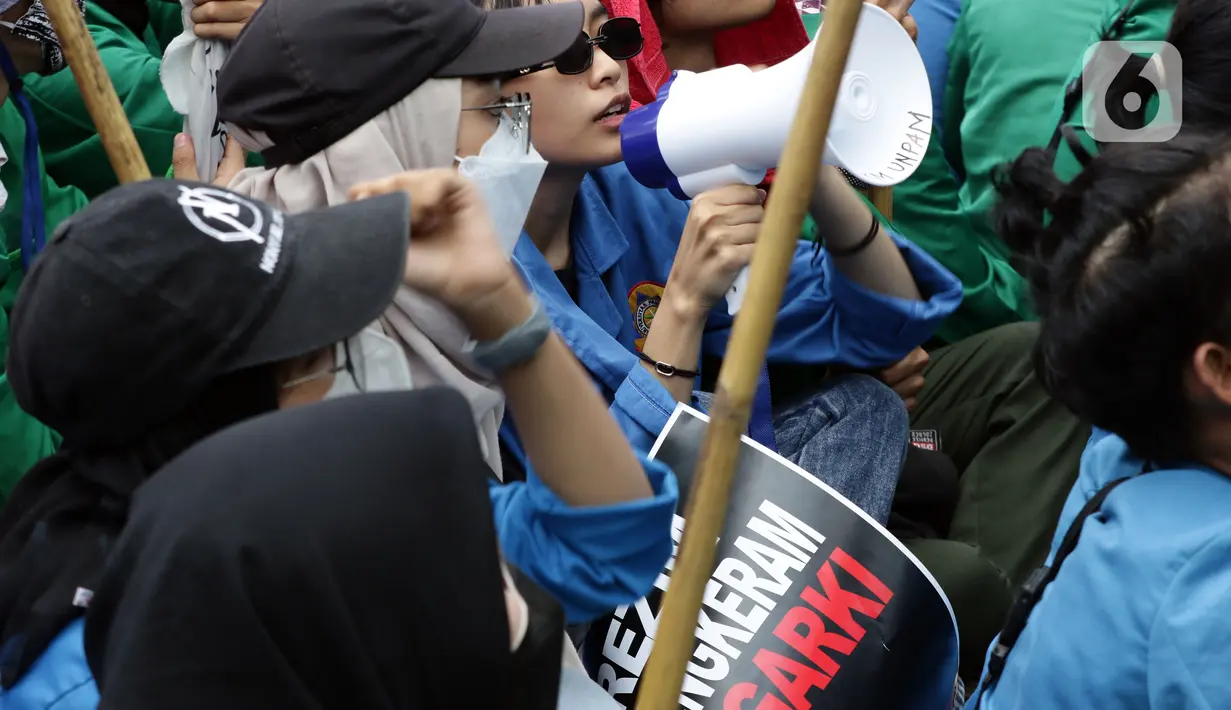Sejumlah mahasiswa yang tergabung dalam Front Millenial Jabodetabek melakukan aksi unjuk rasa di Jalan Kuningan Persada sekitar Gedung KPK, Jakarta, Kamis (9/12/2021). Aksi mereka untuk memperingati Hakordia 2021 dengan menyuarakan keprihatinan atas lemahnya KPK. (Liputan6.com/Helmi Fithriansyah)