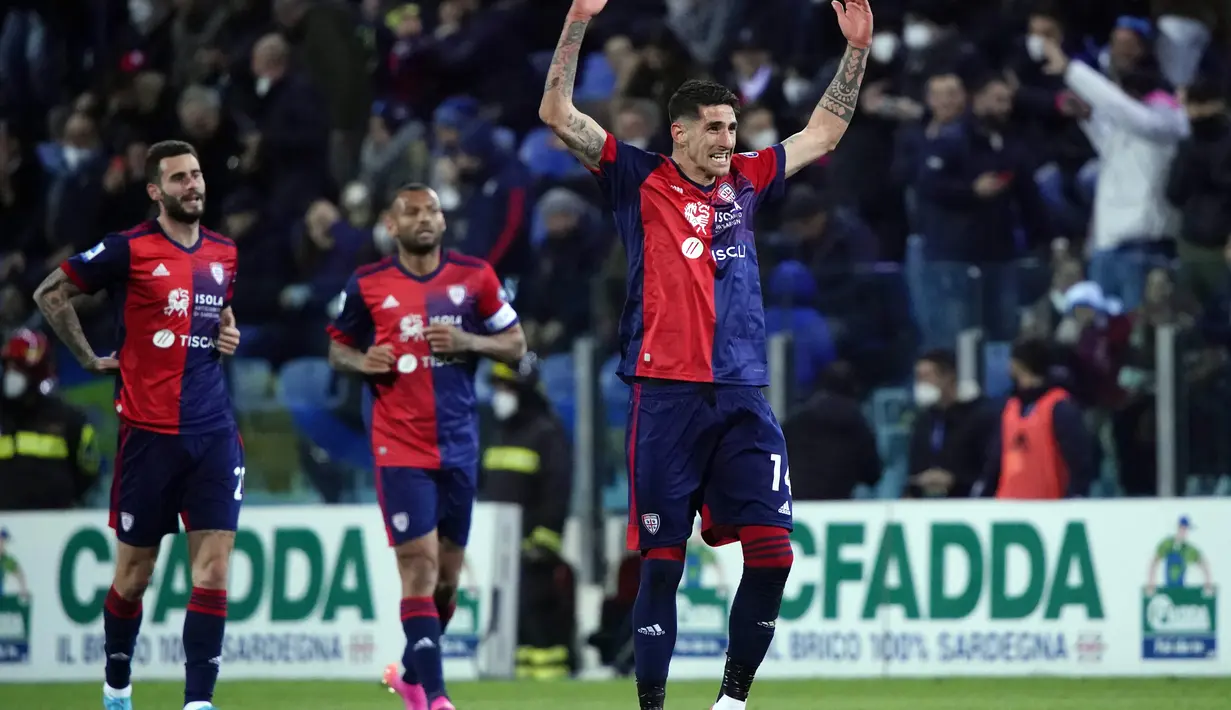 Gelandang Cagliari, Gaston Pereiro berselebrasi usai mencetak gol ke gawang Napoli pada pertandingan lanjutan Liga Serie A Italia di stadion Unipol Domus di Cagliari, Italia, Selasa (22/2/2022). Napoli bermain imbang atas Cagliari 1-1. (Alessandro Tocco/LaPresse via AP)