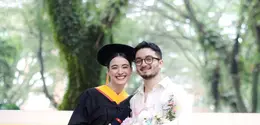 Aktor muda itu terlihat membawa buket bunga bernuansa pastel sambil berpose hangat bersama Mawar di area kampus. [@bryandomani].