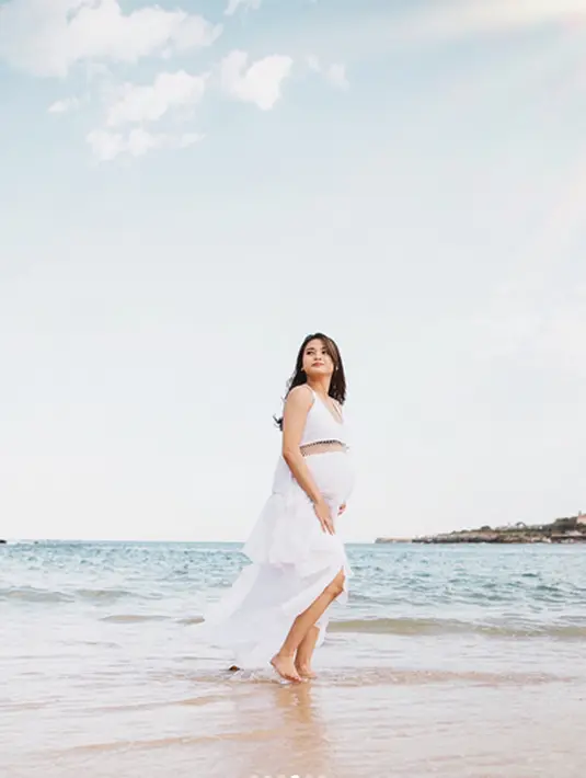 Beberapa foto dibagikan oleh Acha Sinaga, perempuan yang sejak kecil suka mengabadikan beberapa momen dari hasi jepretannya. Rasa senang lantaran di percaya foto maternity kehamilan Acha diusianya yang telah 39 minggu. (Instagram/achasinaga)