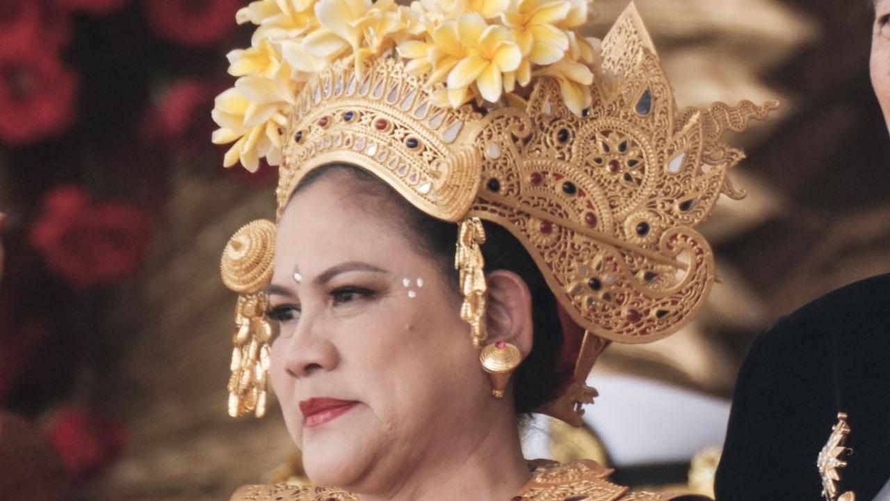 Di samping kanannya ada Ibu Negara Iriana Jokowi yang tampil dalam balutan busana adat Bali.