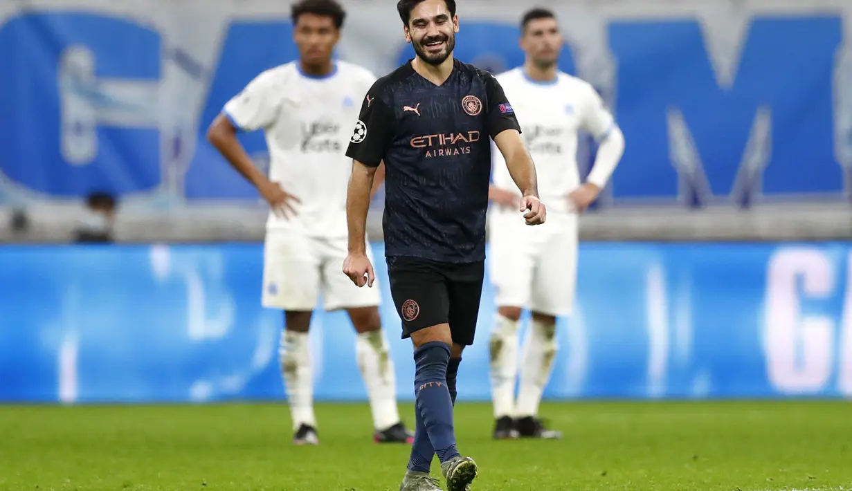 Gelandang Manchester City, Ilkay Gundogan tersenyum usai mencetak gol ke gawang Marseille pada pertandingan grup C Liga Champions di Stade Velodrome di Marseille, Prancis, Selasa (27/10/2020). City menang telak 3-0 atas Marseille. (Guillaume Horcajuelo/Pool via AP)