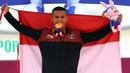 Selebrasi atlet Indonesia, Rizki Juniansyah, setelah berhasil meraih medali emas pada cabang angkat besi 73 Kg putra SEA Games 2023 di Phnom Penh, Kamboja, Minggu (14/5/2022). Emas Rizki menambah pundi-pundi medali emas Indonesia yang diraih pada hari ini menjadi 10 medali emas, sementara secara kesepuruhan total sementara menjadi 68 medali emas. (Bola.com/Abdul Aziz)
