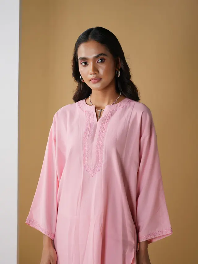 Gamis Kaftan Warna Pastel Soft (Foto: Reve Art AI)